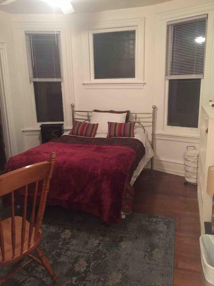 غرفة نوم متوسطة بسرير كامل