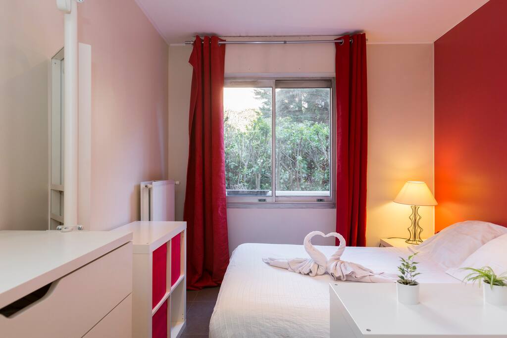 Master bedroom with view on the garden