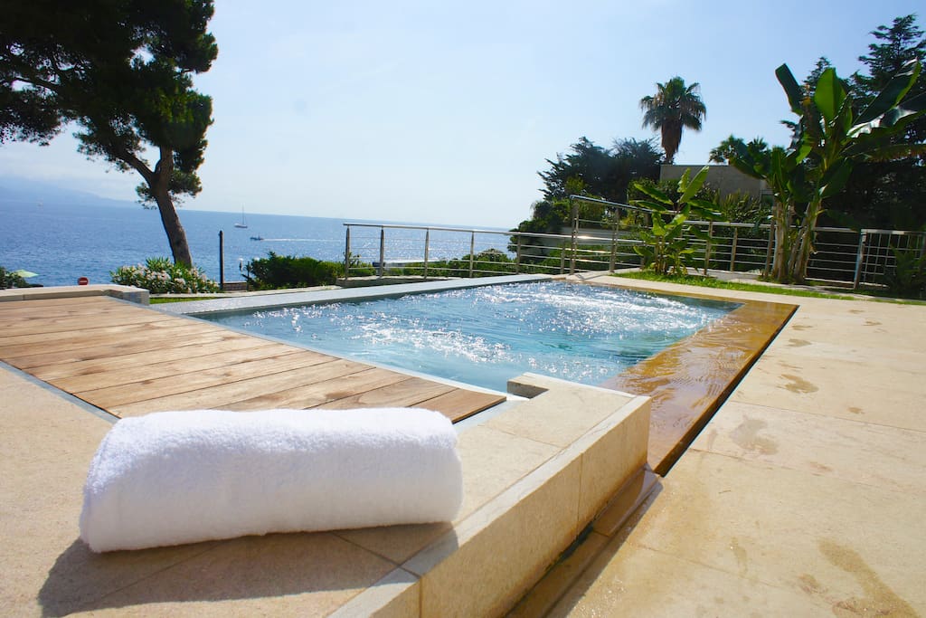 The 4,5 meter long jacuzzi above the pool with seating for 10 people