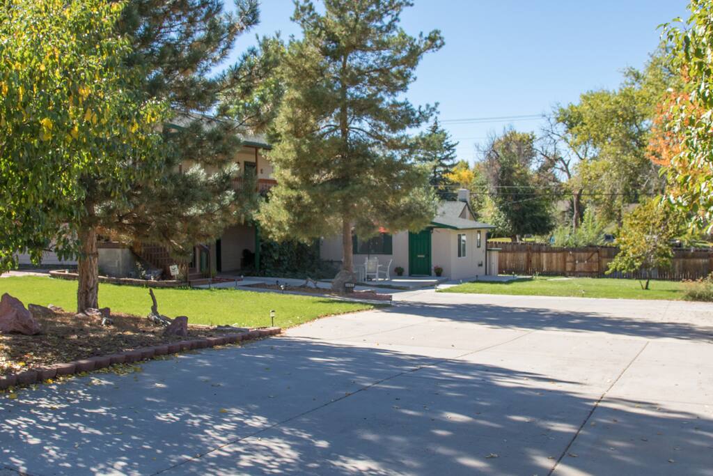 Driveway leading up to the quiet off street apartment.