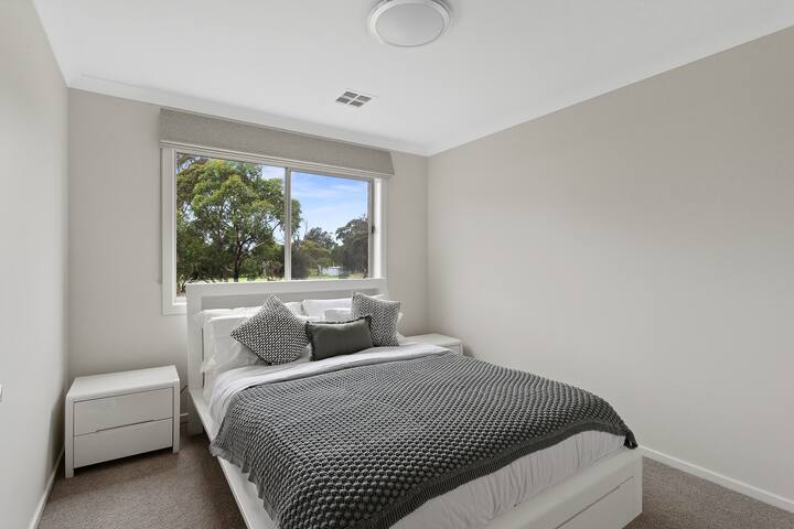 标准双人床卧室，可容纳2位房客