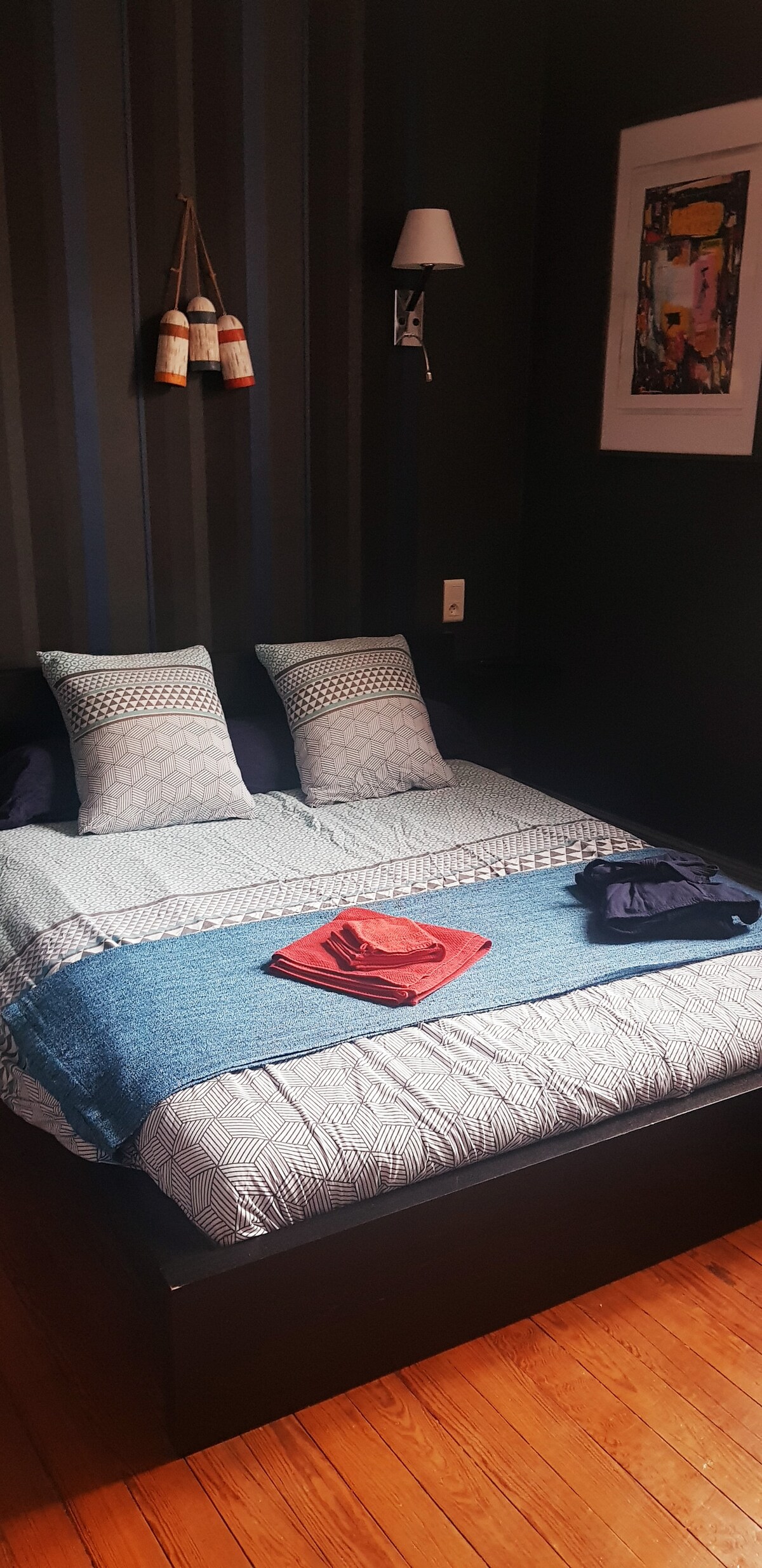 De slaapkamer met een kingsize bed en een tv