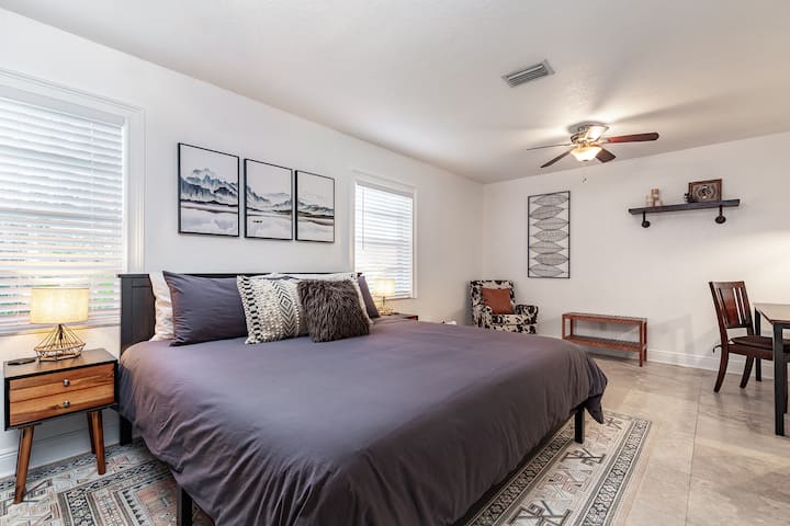 Главна спална соба - брачен кревет (широк 180-220 см)