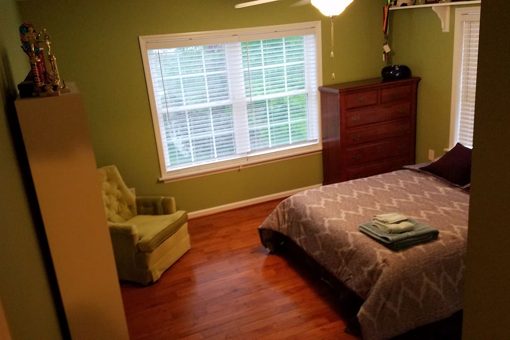 Large Private room overlooking 1/2 acre backyard
