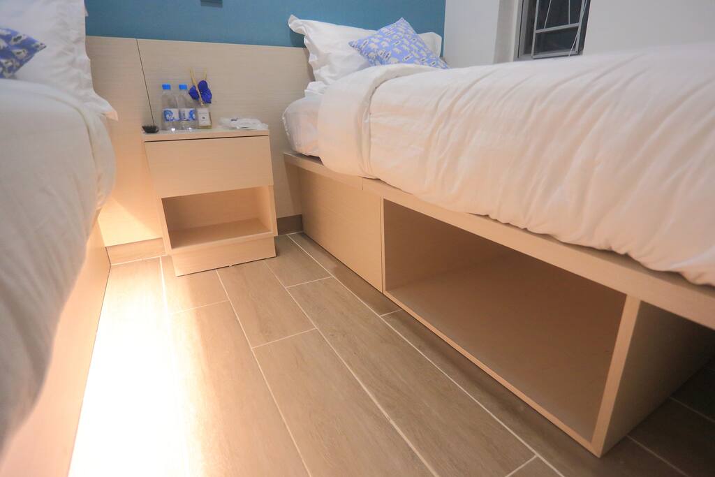 There is also a room light under the bed (at night it's more beautiful)