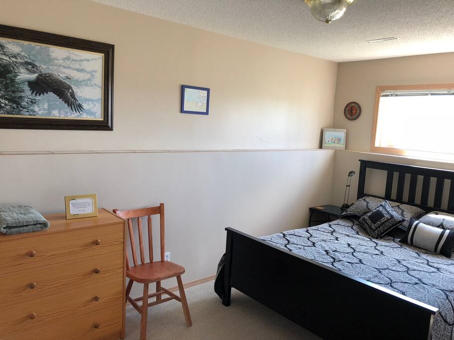 Queen bed bedroom