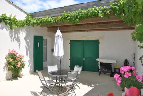 Popular Airbnb listing: Great for your couple's vacation in La Flotte