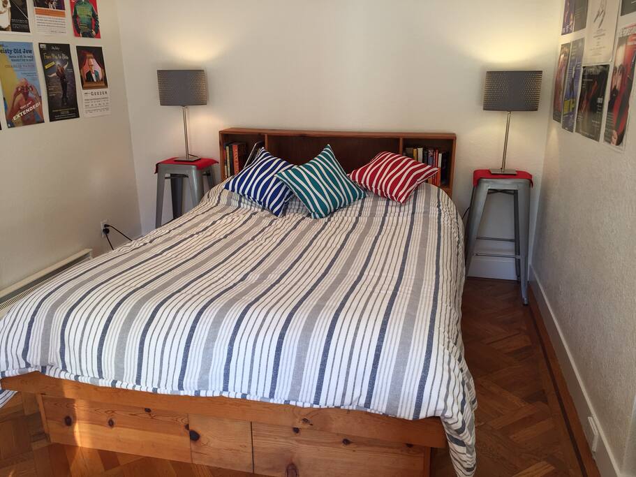 Queen bed in alcove