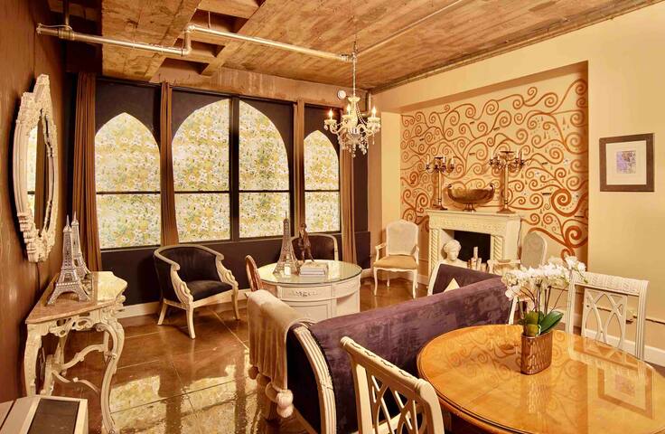 MY LITTLE PARIS IN LOS ANGELES
With free parking.