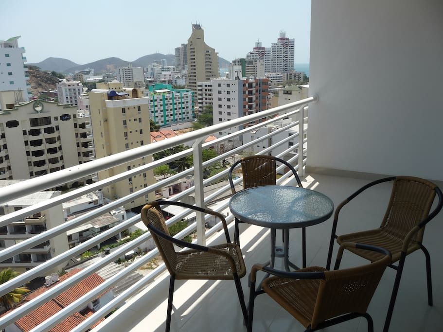 Terraza con vista a la montaña, un espacio especial para recibir la brisa y compartir con amigos y familia.