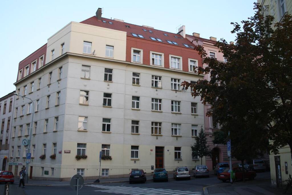 The building from the outside - the apartment is up on the 4th floor.