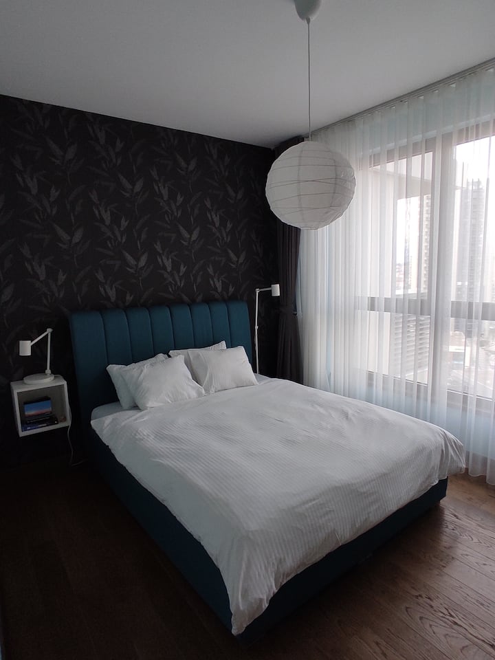 تعكس غرفة النوم الكندية موقعنا الحالي نظرًا لأن هذه الغرفة توفر بيئة مريحة وهادئة للراحة والاسترخاء.  مع إطلالات على 