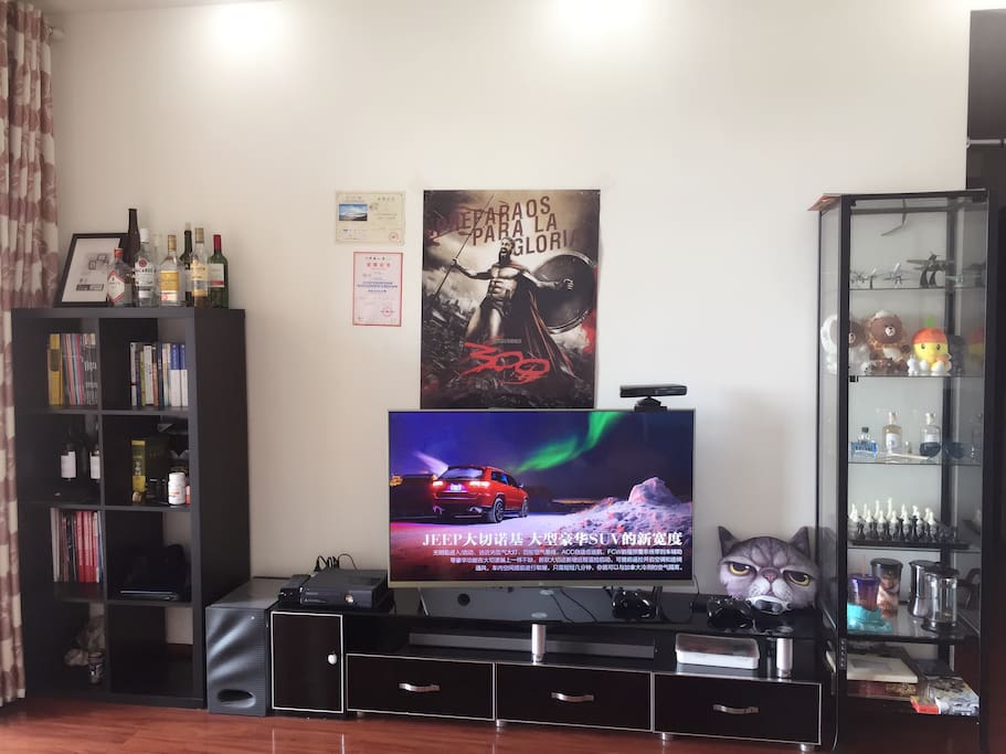 livingroom photo1:客厅阳光充足,阳台视野极佳适合观景。设施包括智能电视、空调、WiFi、家用游戏机XBOX等。
