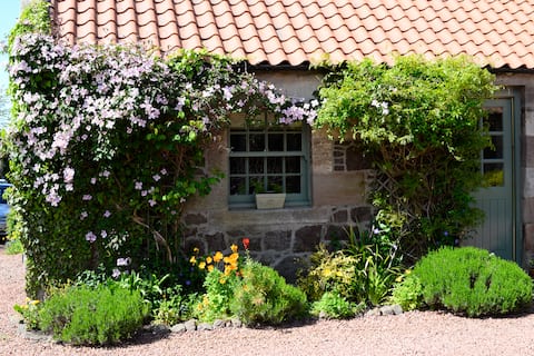 Beautiful 2 bedroom stone cottage in rural setting