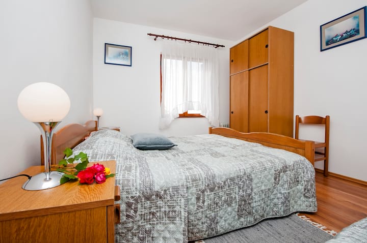 غرفة رقم2  /سرير مزدوج + سرير فردي