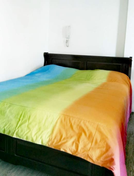 Bed (with 2 pillows)