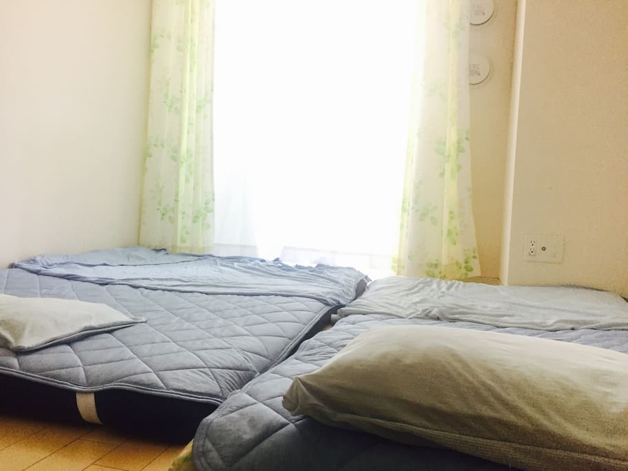 春・夏用の布団です。2人で宿泊される時の部屋の写真です。