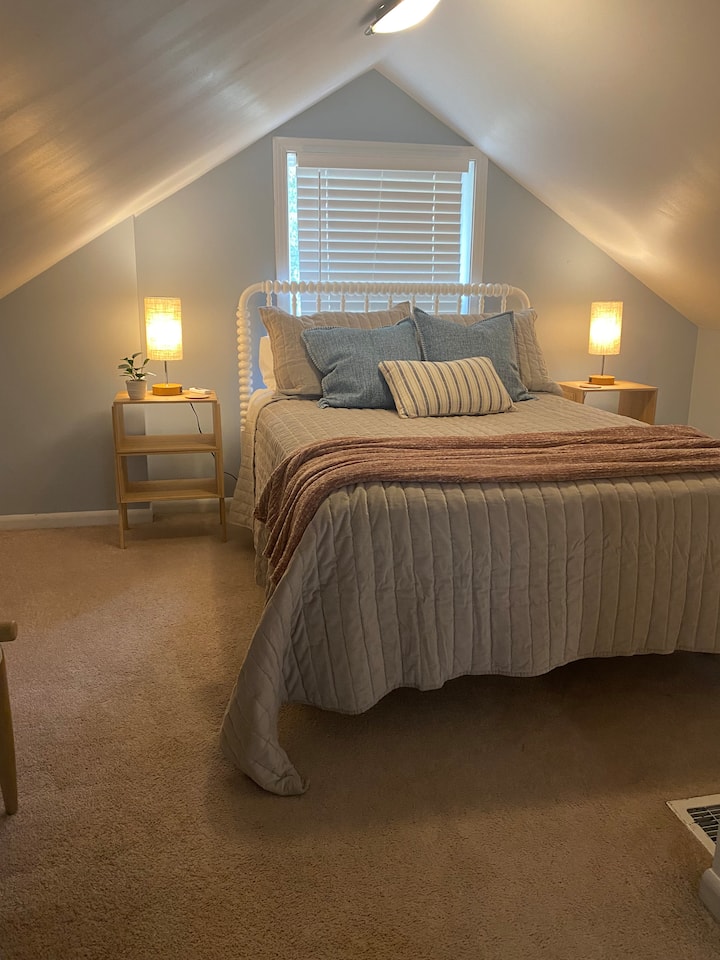 חדר שינה בלופט, מיטה מלאה, שידה, מאוורר רצפה עם שלט רחוק, מנורות עם תקעי USB, מראות, ספסל, ווים/קולבים 