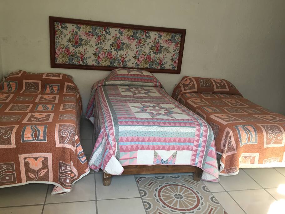 Habitación con tres camas individuales ideal para jóvenes