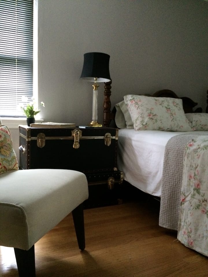 Værelse med queensize-seng. To sengepladser.