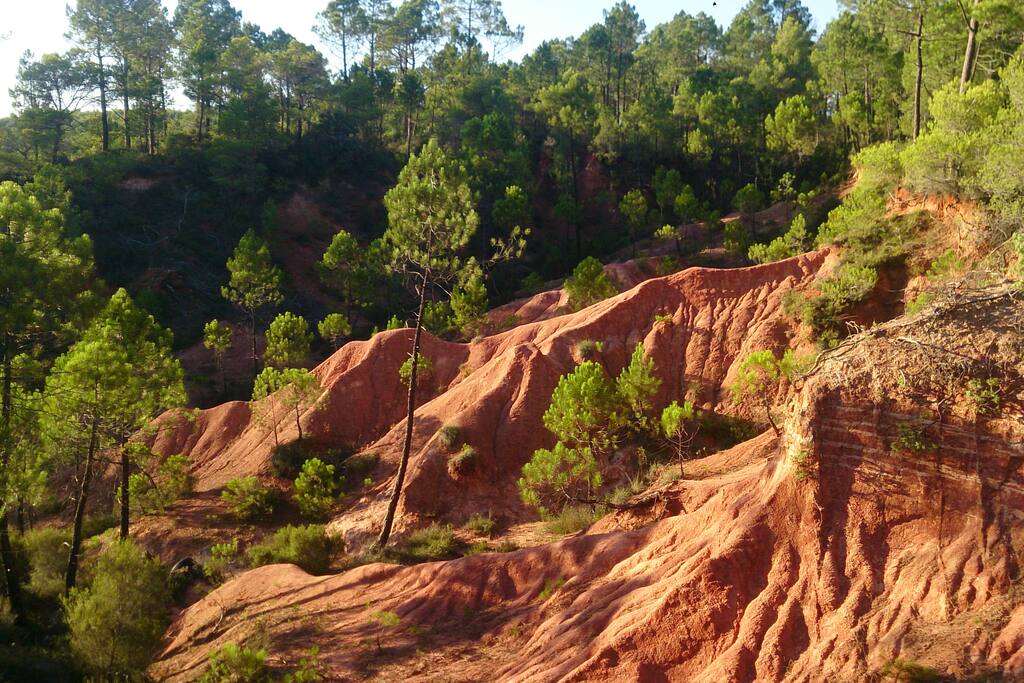 Natural ochre trail near our home - Sentier d'ocre sous la propriété