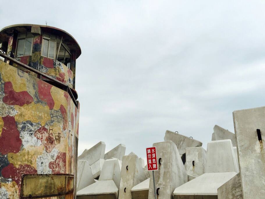 民宿旁的新湖漁港,防坡堤
