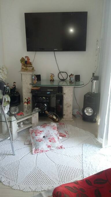 Sala com TV e radio