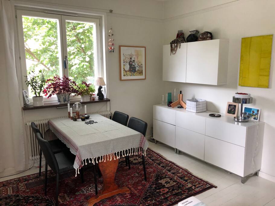 Dining table with nice light.