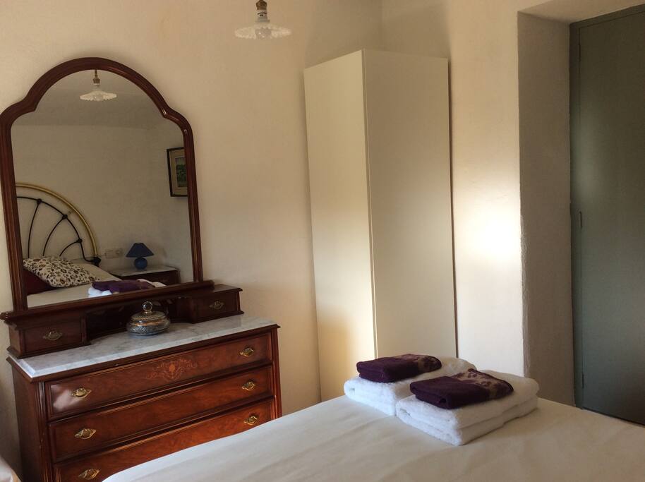Tocador i armari, habitació de llit doble