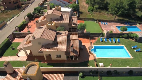 Neus Barà, beach, wifi, private pool 8-11 guest.