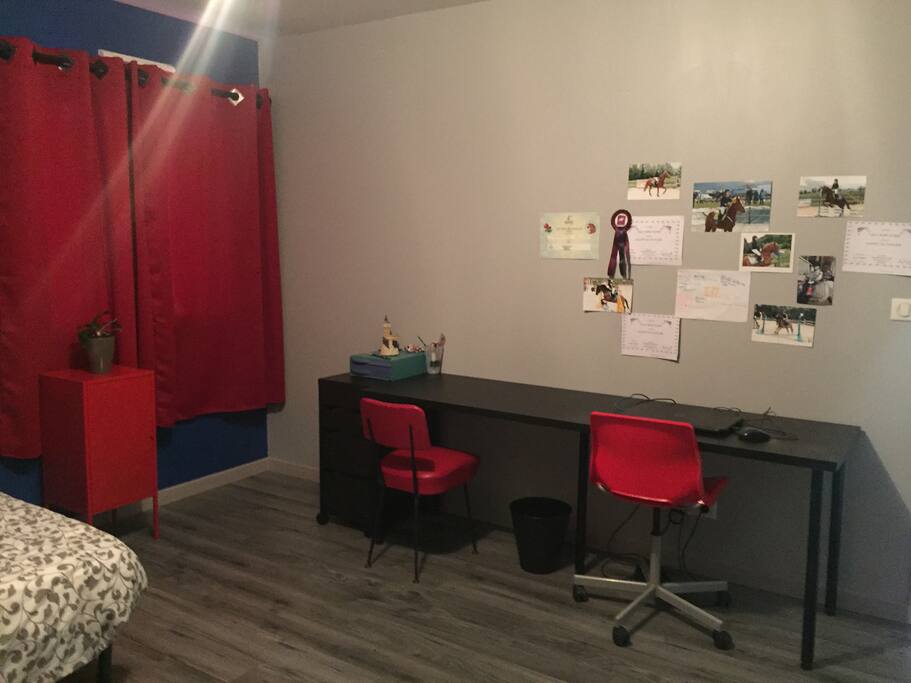 Chambre 1. Espace de travail à votre disposition.