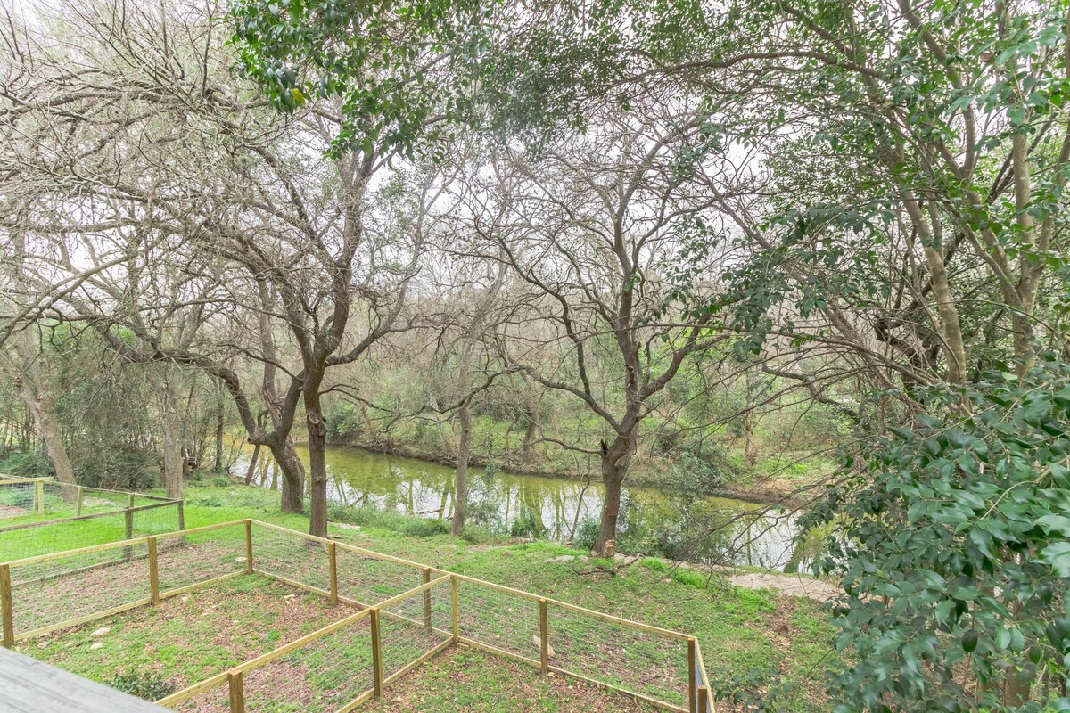 Creekside Retreat! Nature, Tree's, Yard, Pet's ok.