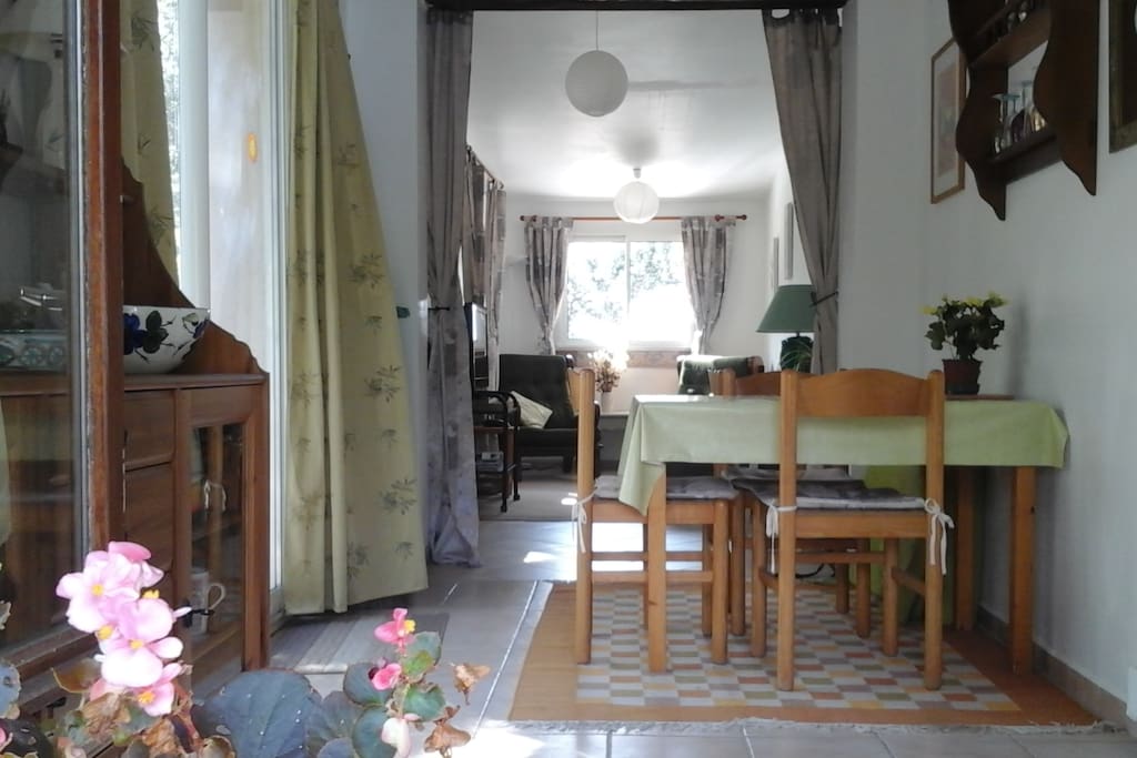 La salle de séjour avec TV et CD et accès direct via des portes coulissantes sur une terrasse privée.