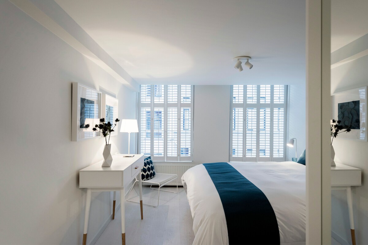 ห้องนอนใหญ่ชั้นแรกในบ้านพักตากอากาศ Diephuys 14B ใจกลางบรูจส์