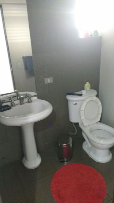 Baño y ducha con agua caliente