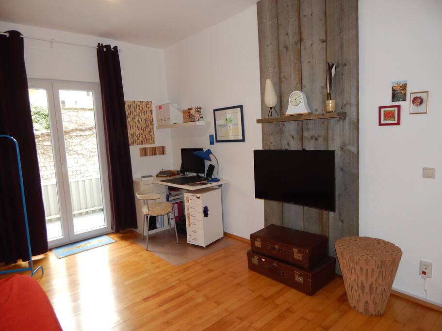 Arbeitsplatz und TV (Zugang zum Balkon)