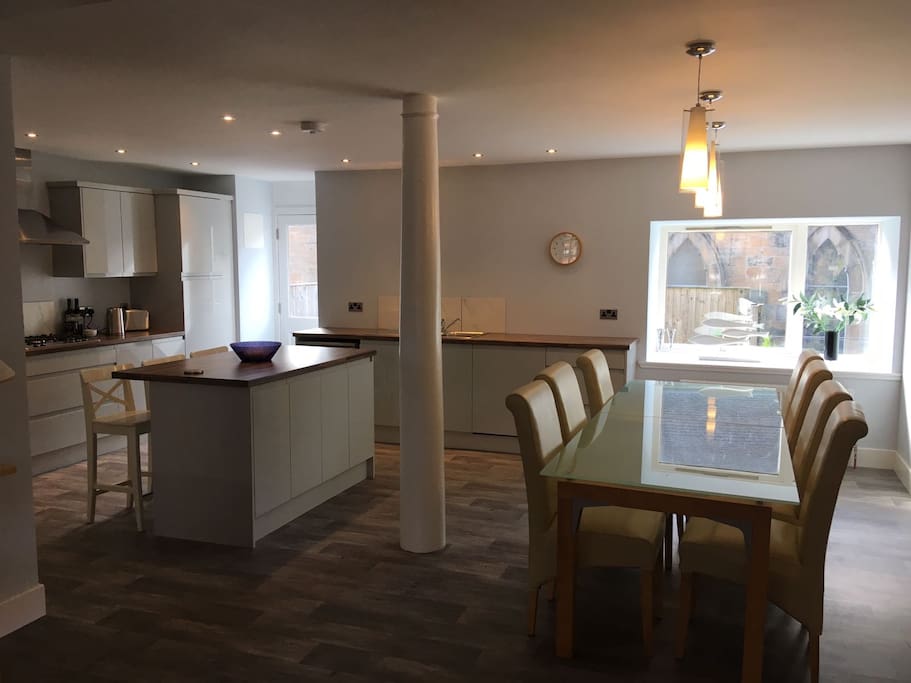 Open plan kitchen and dining area