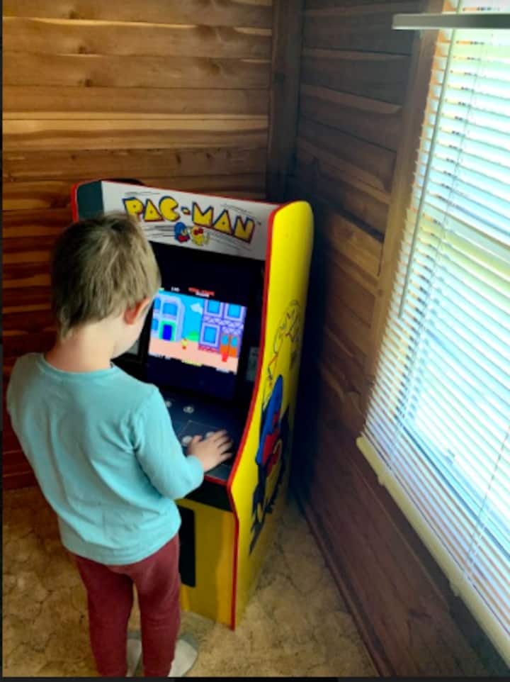 A los niños de todas las edades les encanta la sala de juegos para niños, que se completa con juegos de arcade precargados como PacMan y Galaga.  A la abuela le gusta Old School.