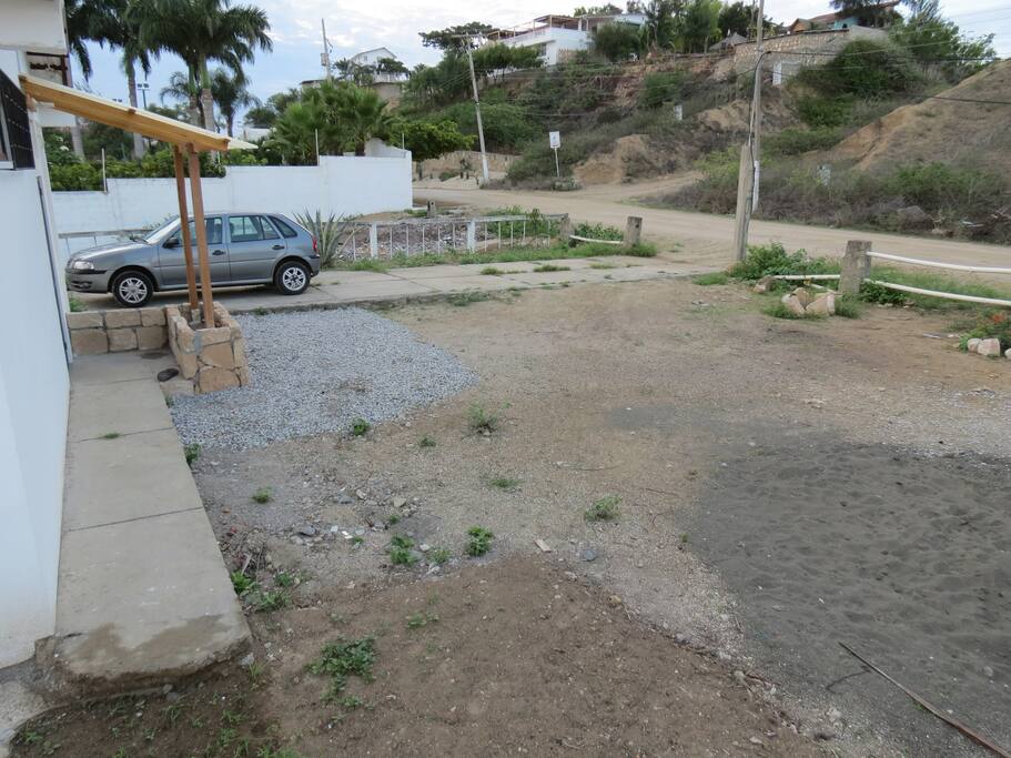 Parqueo y la entrada desde la calle