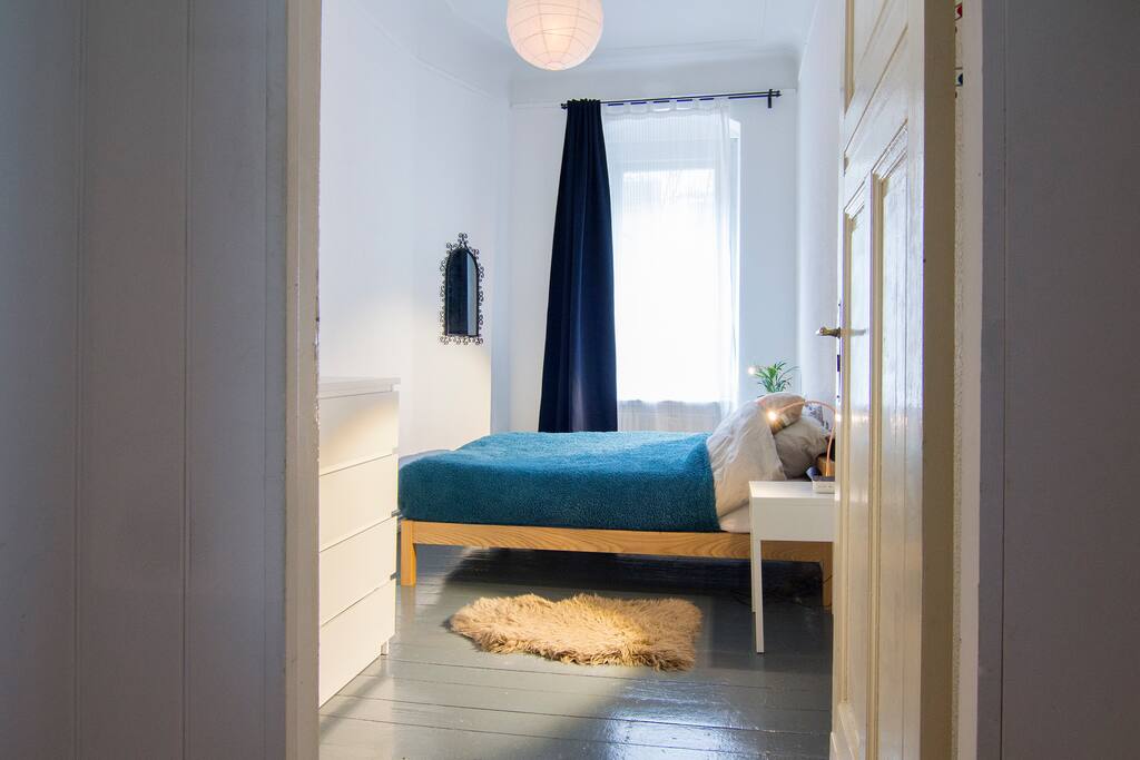 Your cozy sleeping room with a comfortable queen sized bed