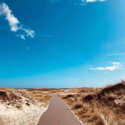 Close to the sea, quiet location with wonderful views.