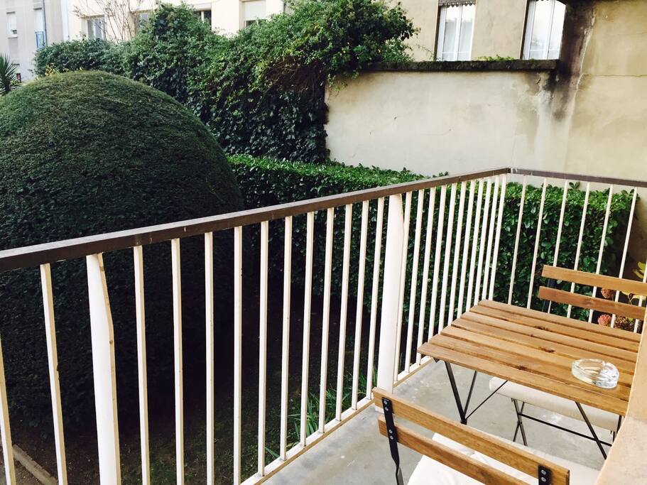 Balcon indépendant donnant sur la cour intérieure du bâtiment