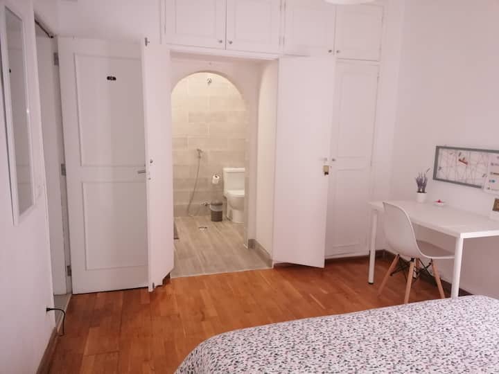 Acceso al baño dentro de la habitación.