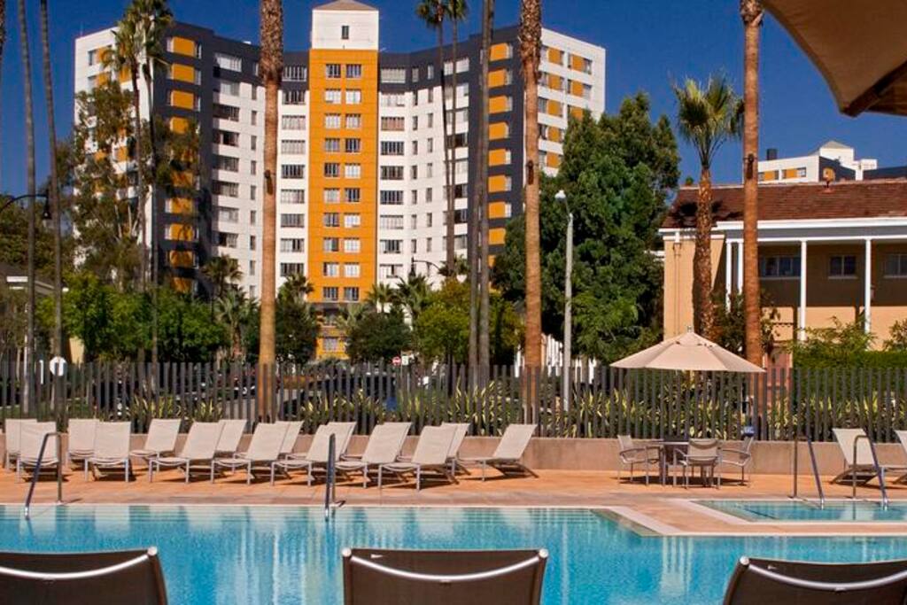 Incredible luxurious community in the heart of LA close to the Best tourist places and just 12 minuets walking to the Groove and Farmers market
For long-term tenants there is a membership fee to private community gym and the pool
For visitors
Entry fee is $10/day