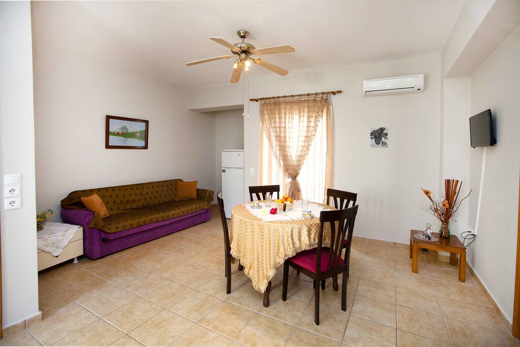 Lounge & dining in the apartment