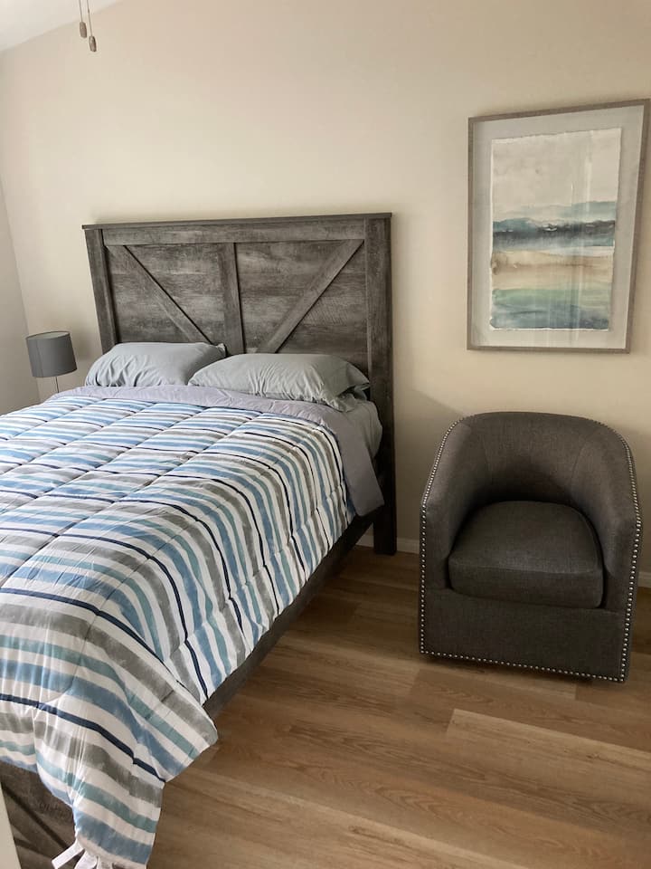 חזית: חדר שינה ראשי עם מיטת קווין סייז.