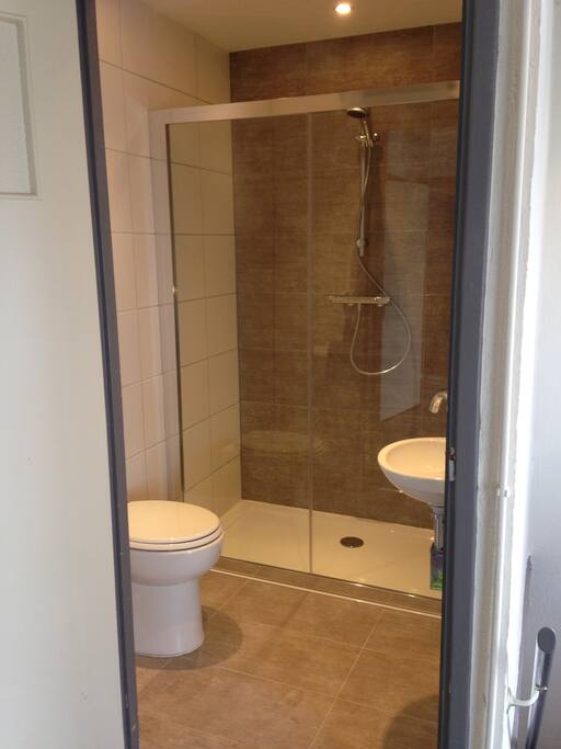 Badkamer met douche, toilet en fonteintje
