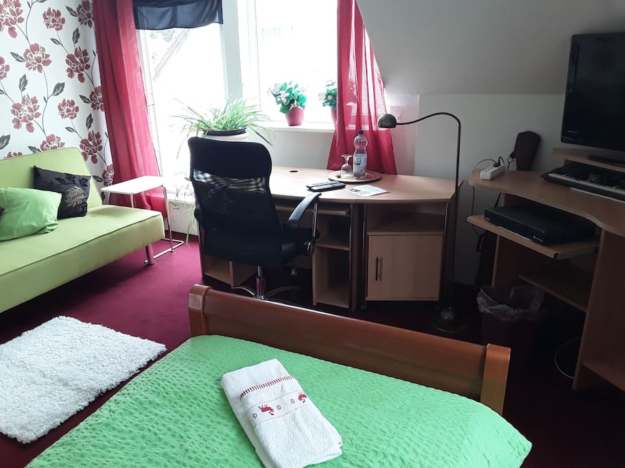 Einzelzimmer 1, Westfenster, Arbeitsplatz, TV-Ecke mit Keyboard und Gitarre