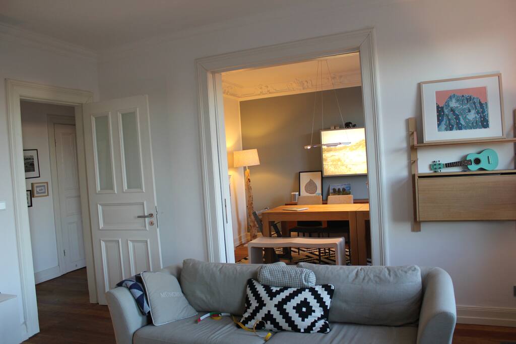 Wohnzimmer mit Blick ins Esszimmer