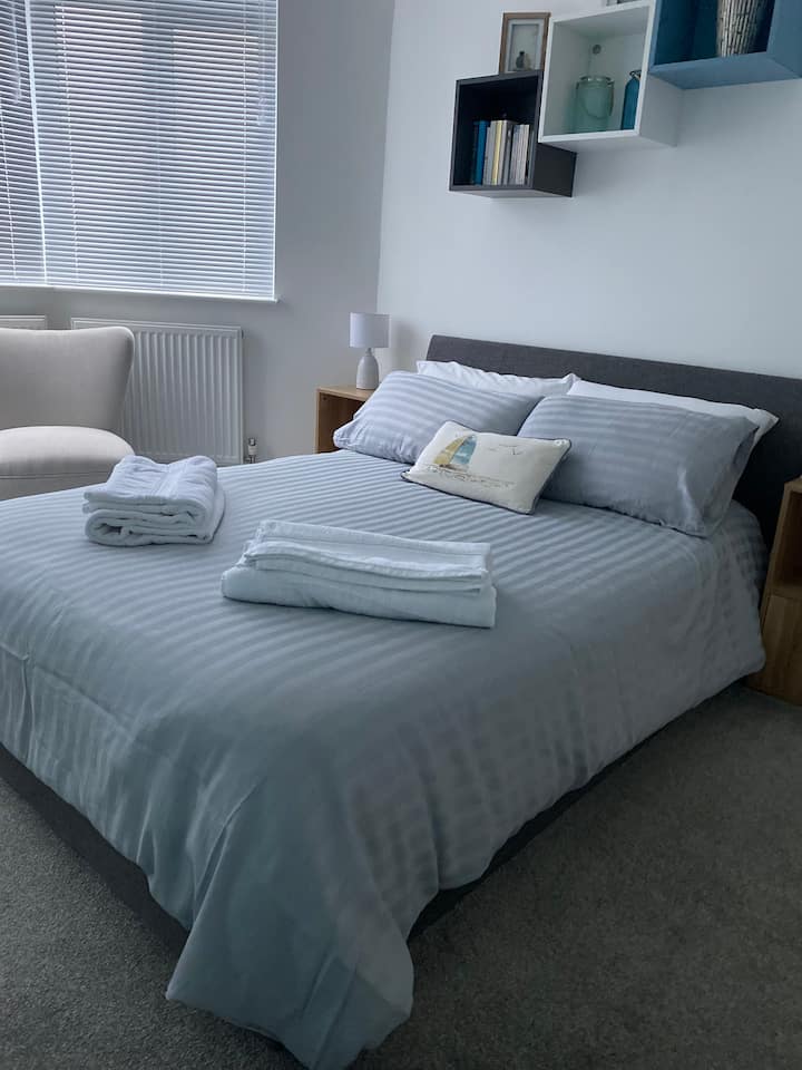 Spacious relaxing main bedroom with two wardrobes